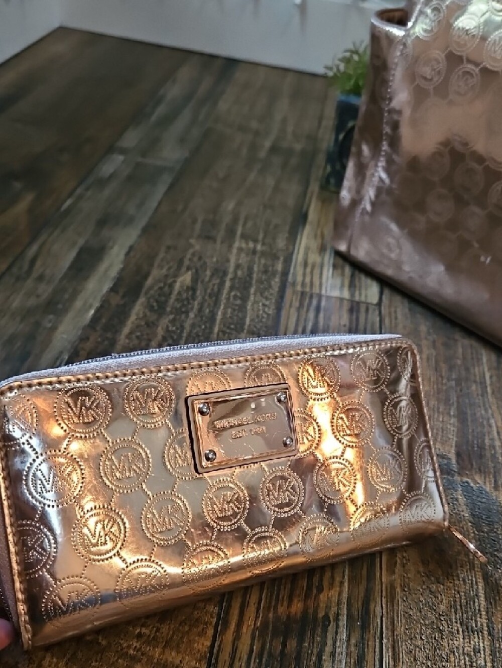Michael Kors Metallic Rose Gold Tote with Matching Wallet - Picture 8 of 16